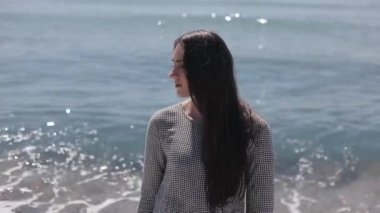 Deniz içinde belgili tanımlık geçmiş güzel bir kızla yarım vücut görünümü