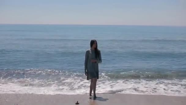 Un retrato completo de una hermosa chica en la playa — Vídeos de Stock