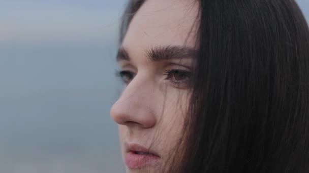 Velký Detail Tváře Mladých Ženách Model Stojí Proti Pozadí Rozmazané — Stock video