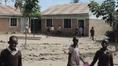 Kisumu, Kenya - 15 Mayıs 2018: Grup okul bahçesinde Tekdüzen oynarken futbol Afrikalı çocuk. Afrika'da fakir köy.