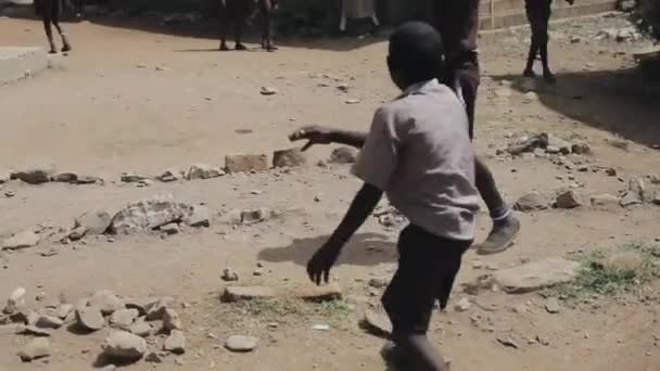 Kisumu, Kenya - 15 Mayıs 2018: Afrikalı çocuk okul dışında birlikte futbol oynayan, yaz günü zevk üniformalı Grup. — Stok video