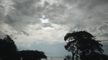 Kamerayı aşağı taşır. Afrika, sahil evleri kürsüye küçük bir köyde görüntüleyin.