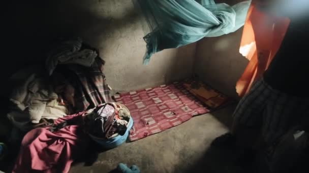 内部アフリカの家族の貧しい小さな家 リネンの服の多くは コンクリートの床にあります キスム アフリカの小さな村での生活 — ストック動画