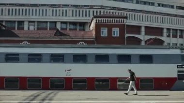 Moskova, Rusya - 3 Temmuz 2018: istasyonda gelen bir tren. Platform üzerinde yürüyen insanlar
