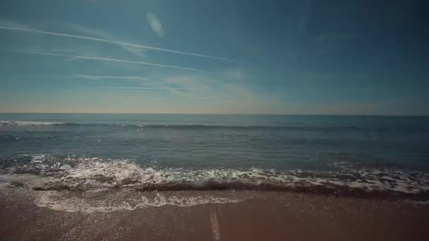 Havet stranden med mjuka vågor. Klar himmel i bakgrunden — Stockvideo