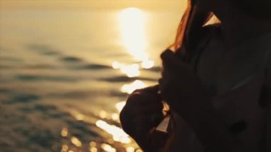 Uzun bağsız kıl nehir ve bir tepenin önünde poz ile sevimli bir genç kız bir close-up