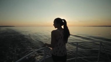 Tekneler yay günbatımı zaman poz güzel bir kız yan görünüm