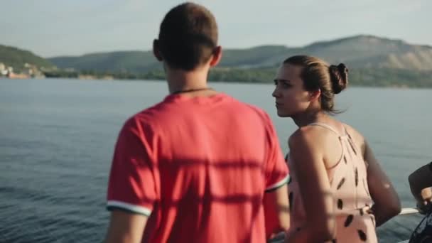 Rückansicht eines jungen Familienpaares an Bord eines Kreuzfahrtschiffes auf dem Fluss, das die schöne Aussicht genießt — Stockvideo