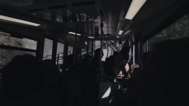 Barcelona, İspanya - 27 Nisan 2018: Birçok kişi bir metro demiryolu tren sürme. Demiryolu ve güzel dağlar görünümü