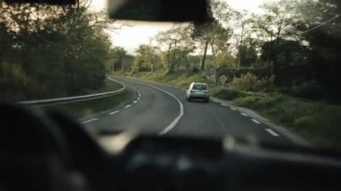 Barcelona, İspanya - 28 Nisan 2018: günbatımında bir ülke yol sürüş