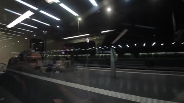 Barcelona, Spanien - April 27, 2018: To voksne mænd ridning metroen toget. Refleksion i spejlet. Udsigt gennem vinduet. Interiør af metro station – Stock-video