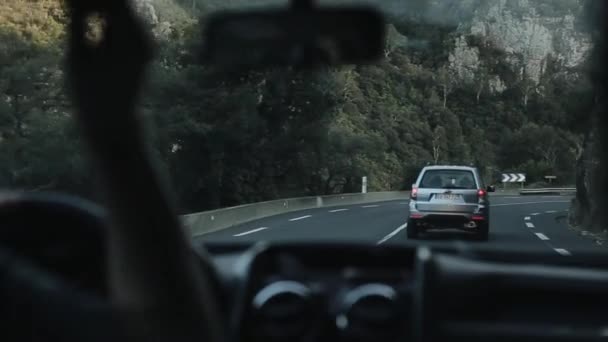 Barcelona, España - 28 de abril de 2018: Un coche dando un giro brusco en la carretera de montaña — Vídeo de stock