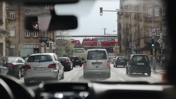 Nurnberg, Alemania - 23 de abril de 2018: Conducir un coche en un atasco de tráfico en la ciudad — Vídeo de stock