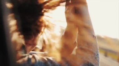 Güzel bir gülümseyen kadın yolcu geri pencere arabadan görünüyor. Saçlarını karanlıkve