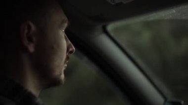 Yakın çekim profil yetişkin bir adamın bir araba. Sonunda karanlıkta