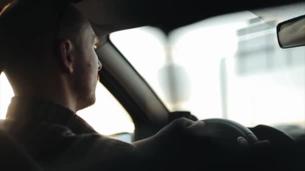Κοντινό πλάνο πίσω ώριμος άνδρας με γυαλιά ηλίου στο κεφάλι του, οδήγηση ενός αυτοκινήτου στη διάρκεια της ημέρας — Αρχείο Βίντεο