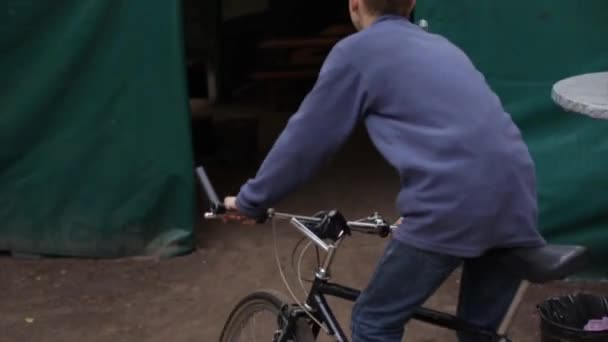 Мальчик на велосипеде. Езда в большой палатке . — стоковое видео