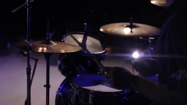 Nahaufnahme eines Profis, der Schlagzeug spielt — Stockvideo