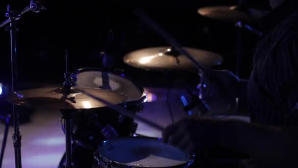 Vista de perto de um músico tocando no kit de bateria durante um concerto — Vídeo de Stock
