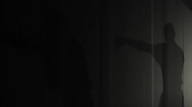 Boks bir adam siyah beyaz silüeti. Yumruklar pratik sporcu. Hareketli bir gölge