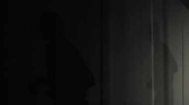 Çalışma dışarı bir sporcu hareketli gölgesi. Adam yumruk pratiği yapıyor. Bir boksör silüeti