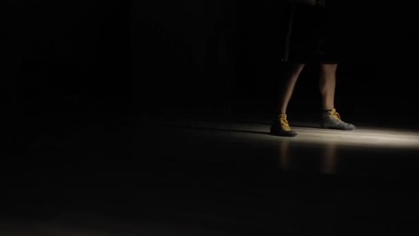 Pieds d'un sportif. Pieds dans les baskets. Réflexion dans le miroir — Video