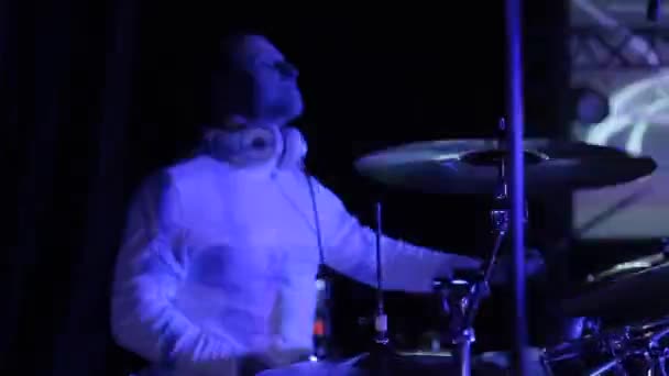 Bobruisk,Belarus - JULY 31, 2018: A close-up of a male drummer energetically playing on the drum set at a rock concert — Stock Video