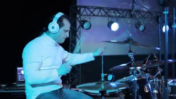 Bobruisk, Vitryssland - 31 juli 2018: En trummis som spelar trummor. Konsert belysning — Stockvideo