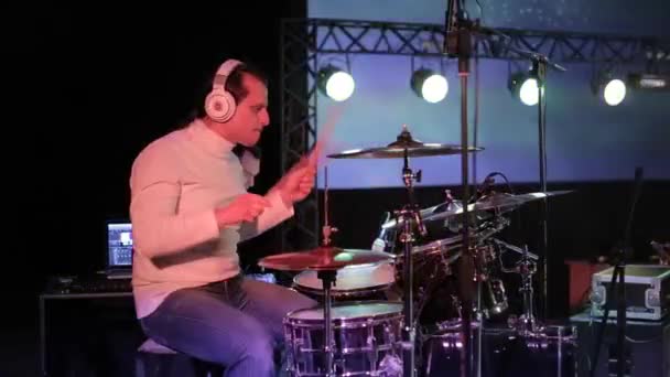 Babrujsk, Wit-Rusland - juli 31, 2018: Een mannelijke muzikant het drummen. Op een rockconcert — Stockvideo