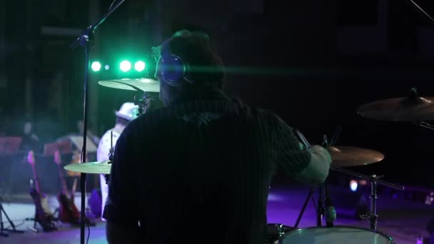 プロのドラマーのコンサート中にドラム キットで遊んでのイヤホンのボブルイスク、ベラルーシ - 2018 年 7 月 31 日: 背面ビュー — ストック動画