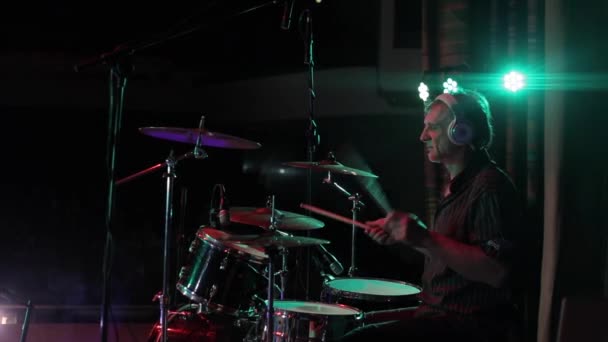 Babrujsk, Wit-Rusland - juli 31, 2018: Rockconcert, een volwassen mannelijke drummer geven een concert toeschouwers — Stockvideo