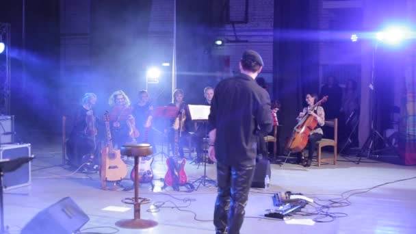 Bobruisk, Vitryssland - 31 juli 2018: Rockkonsert. En orkester redo för prestanda. Mannen introducerar bandet — Stockvideo