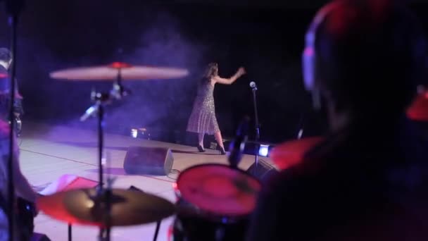 Бобруйськ, Білорусь - 31 липня 2018: Рок-концерт. Назад зору дорослого чоловічого барабанщик, супроводжують співачки. Музичної групи під час концерту — стокове відео
