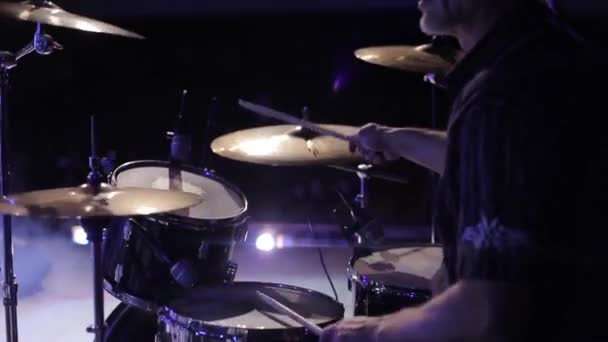 Bobruisk, Weißrussland - 31. Juli 2018: Seitenansicht eines professionellen Musikers, der in einem Konzertsaal Schlagzeug spielt — Stockvideo