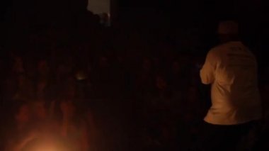 Beyaz Rusya, Bobruisk, 20.10.2016 A rock konseri rap. Siyah erkek rapçi. Kalabalığı eğlendirmekten. Beyaz kalabalık. Profesyonel duman. Işık parlamaları.