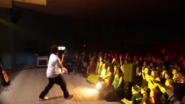 Bělorusko, Bobruisk, 20.10.2016 A rap rockový koncert. Černý muž rapper. Jásající dav. Bílá dav. Profesionální kouř. Blikající světla. — Stock video