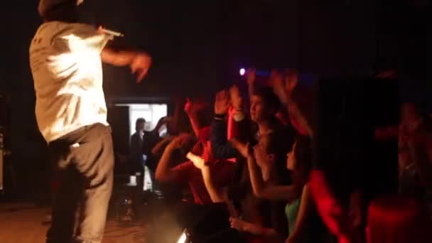 Belarus, Bobruisk, 20.10.2016 A rap rock concert. Black male rapper. Cheering crowd. White crowd. Professional smoke. Flashing lights. — Stock Video