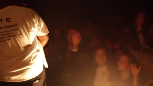 Belarus, Bobruisk, 20.10.2016 Un concierto de rap rock. Negro rapero masculino. Una multitud animadora. Multitud blanca. Humo profesional. Luces intermitentes . — Vídeos de Stock