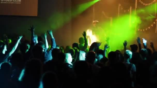 Beyaz Rusya, Bobruisk, 20.10.2016 A rock konseri rap. Siyah erkek rapçi. Kalabalığı eğlendirmekten. Beyaz kalabalık. Profesyonel duman. Işık parlamaları. — Stok video
