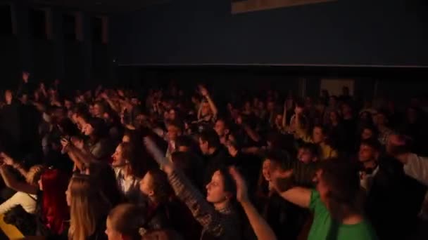 Belarus, Bobruisk, 20.10.2016 Un concert de rap rock. Un rappeur noir. La foule applaudit. Une foule blanche. Fumée professionnelle. Feux clignotants. Les gens sur le concert — Video