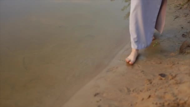 Back view of a slim girl barefoot running on the beach in the evening.Slow motion — Stock Video