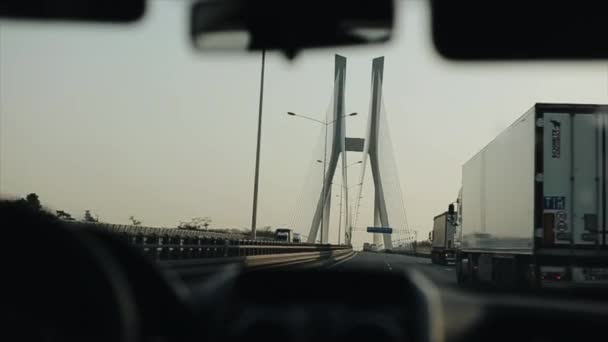 Auto na Zavěšený most. Pohled z auta — Stock video