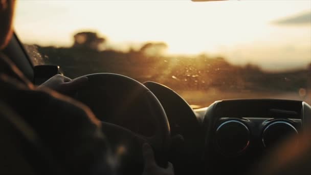 Un hombre conduciendo un coche. El sol brillando afuera. Conducir a través de un túnel — Vídeos de Stock