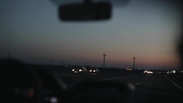 Egy férfi napszemüveg autóvezetés nézet bezárása — Stock videók