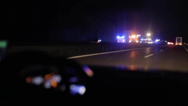 Проезжая по автокатастрофе на шоссе ночью. Вид изнутри автомобиля — стоковое видео