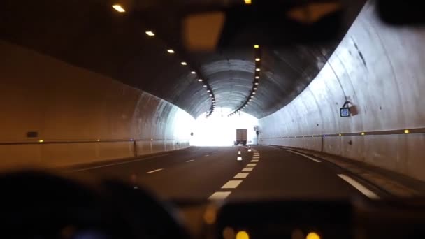 Conduciendo lentamente a través de un túnel. Luz al final del túnel — Vídeo de stock