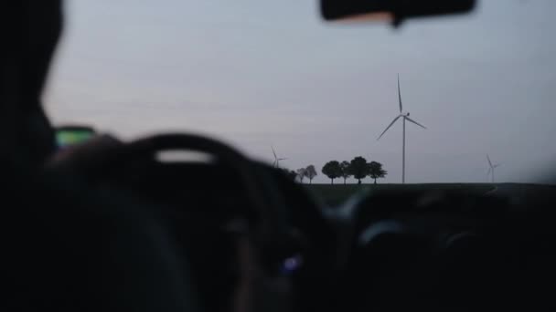 Une Voiture Descend Lentement Route Campagne Avec Des Roues Dentées — Video