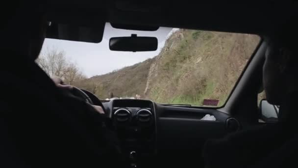 Voyager en voiture sur la route de montagne. Vue de l'intérieur de la voiture — Video