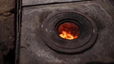Yanan bir alev bir yazıcı'daki. Eski moda soba.