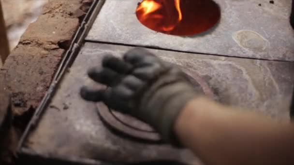 Горящее пламя в горелке. Старомодная печь . — стоковое видео